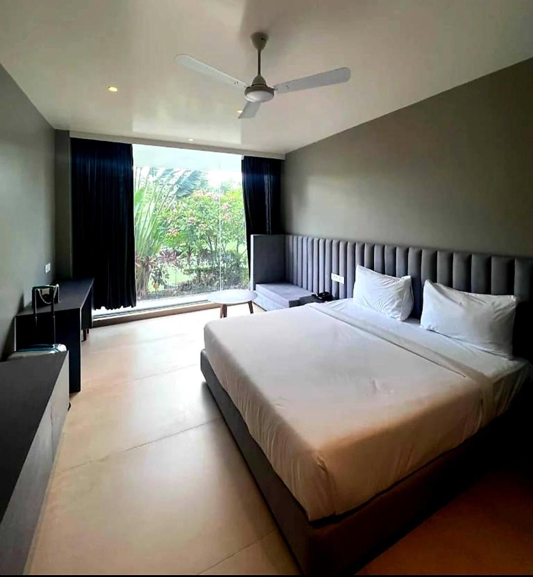 The Democracy Hotel & Resorts Nashik Bagian luar foto